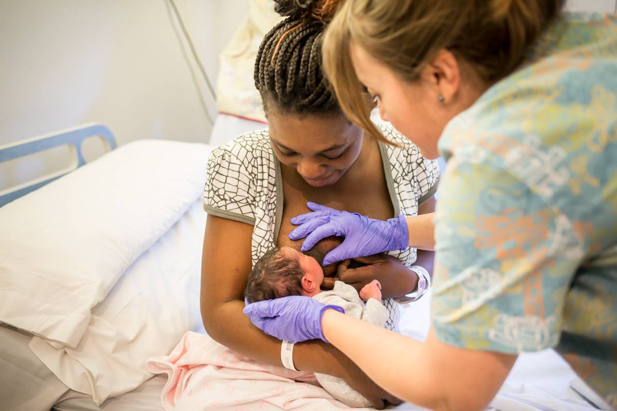 Una matrona ayuda a una madre a dar el pecho a su hijo recién nacido. FOTO: Ariadna Creus y Àngel Garca (Banca Imatges Infermeres).
